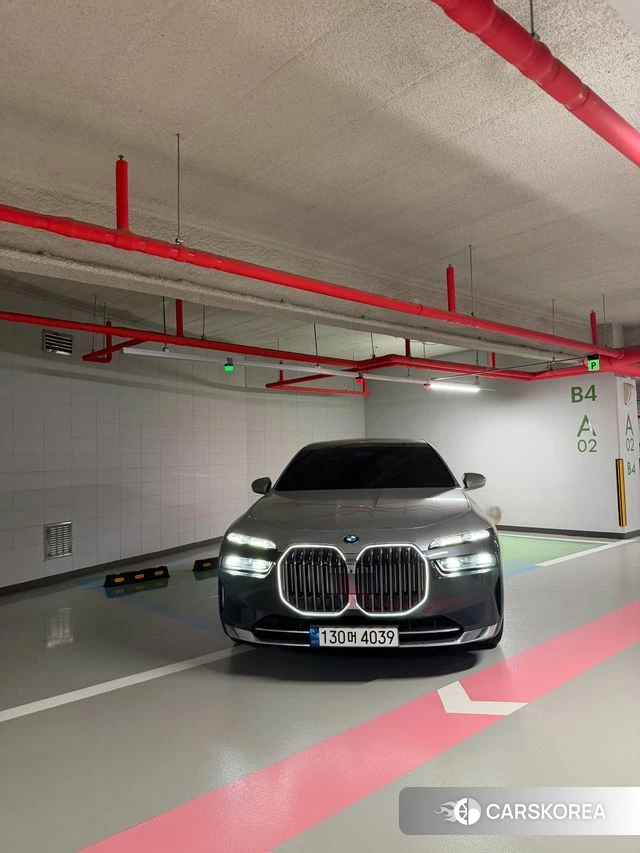 BMW 7 Series (G70) 2023 Серый из Кореи