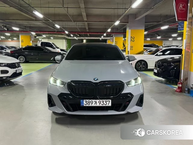 BMW 5 Series (G60) 2025 Серебристо-серый из Кореи