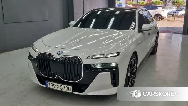 BMW 7 Series (G70) 2023 Белый из Кореи