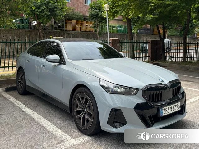 BMW 5 Series (G60) 2026 Светло-серебряный цвет из Кореи