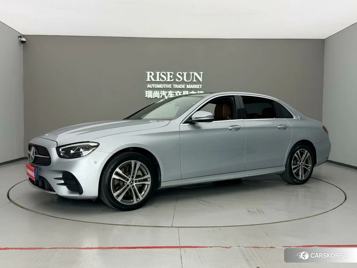 Mercedes-Benz E-class 2023 Серебристо-серый из Китая