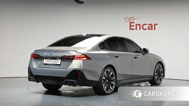 BMW 5 Series (G60) 2025 Серебристо-серый из Кореи
