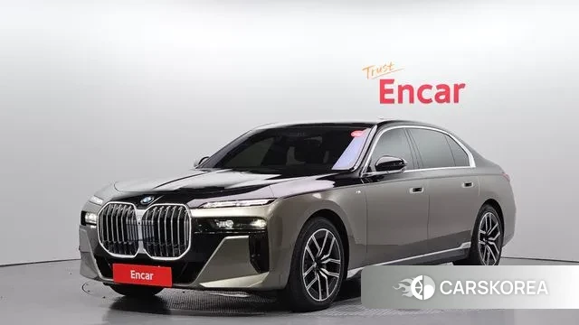 BMW 7 Series (G70) 2024 Золотой двухцветный из Кореи