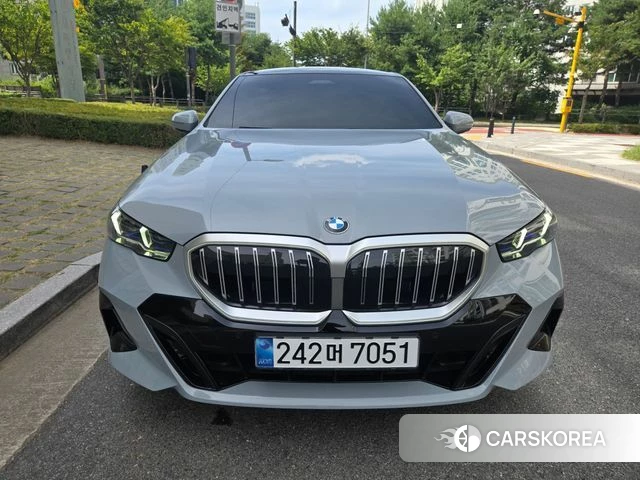 BMW 5 Series (G60) 2025 Серебристо-серый из Кореи