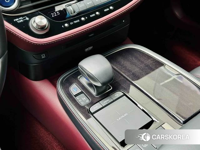 Lexus LS 2021 Серебристо-серый из Китая