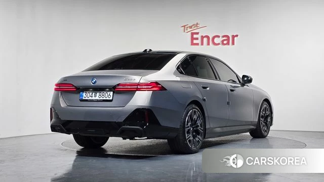 BMW 5 Series (G60) 2025 Серебристо-серый из Кореи