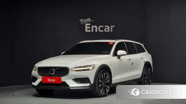 Volvo V60 Cross-Country 2nd Generation 2023 Белый из Кореи
