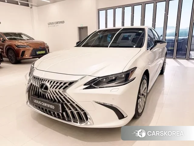 Lexus ES300h 7th generation 2025 Белый из Кореи