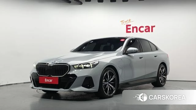 BMW 5 Series (G60) 2025 Светло-серебряный цвет из Кореи