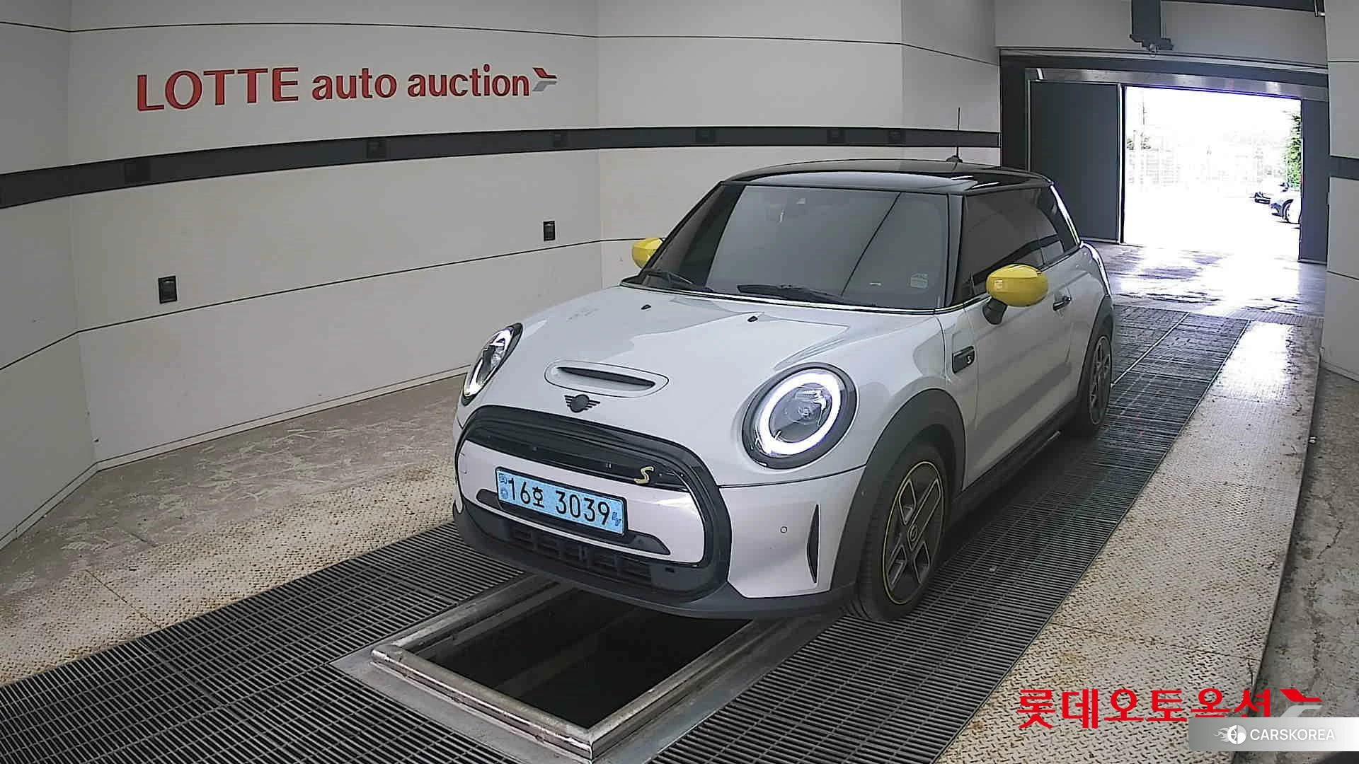 BMW MINI Cooper SE 2022 White Silver из Кореи