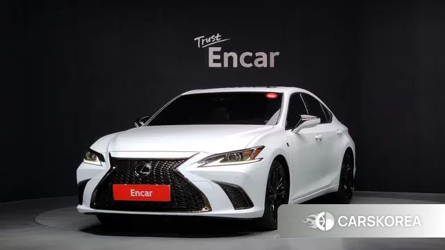 Lexus ES300h 7th generation 2024 Белый из Кореи