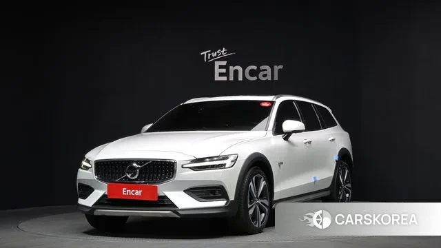 Volvo V60 Cross-Country 2nd Generation 2021 Белый из Кореи