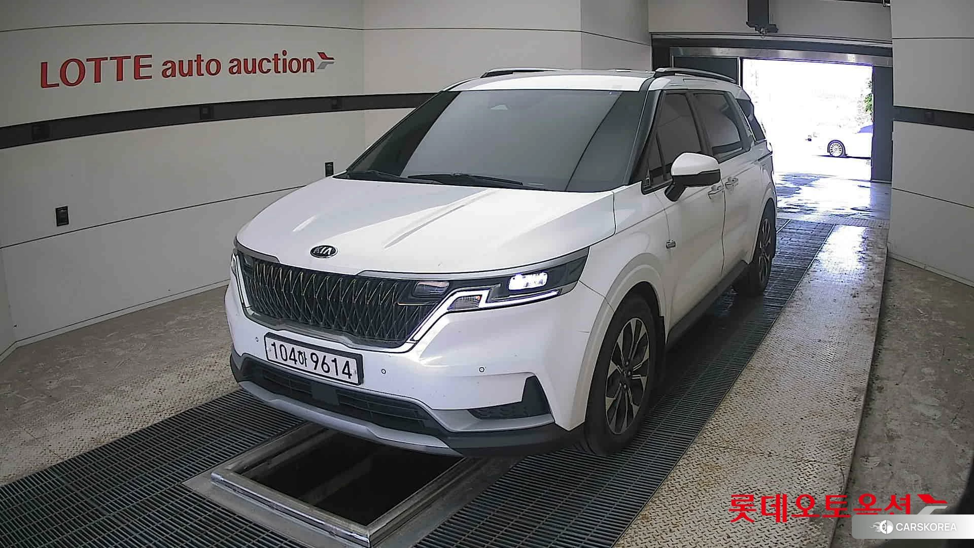 Kia Carnival 2021 Snow White Pearl (optional) из Кореи