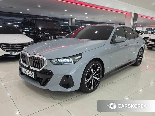 BMW 5 Series (G60) 2025 Серебристо-серый из Кореи
