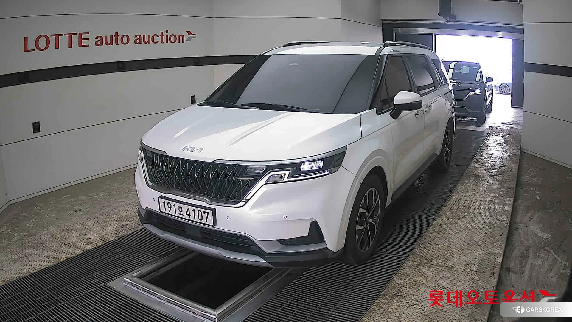 Kia Carnival 2022 Snow White Pearl (optional) из Кореи