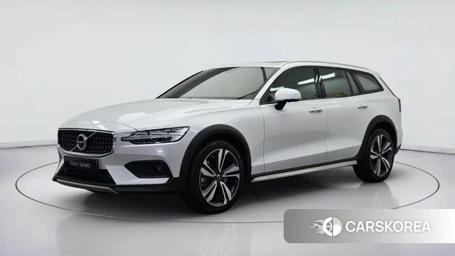 Volvo V60 Cross-Country 2nd Generation 2021 Белый из Кореи