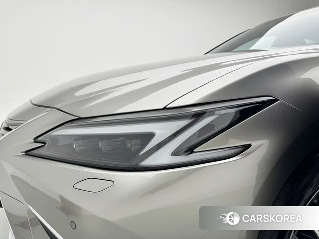 Lexus ES 2025 Темно-серый из Китая