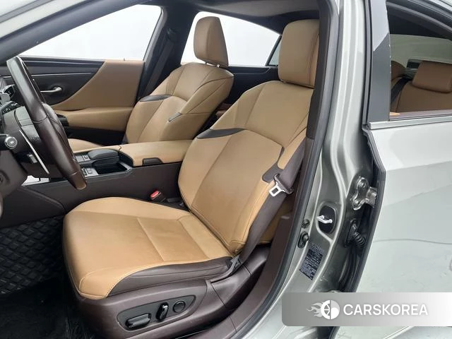 Lexus ES 2021 Серебристо-серый из Китая