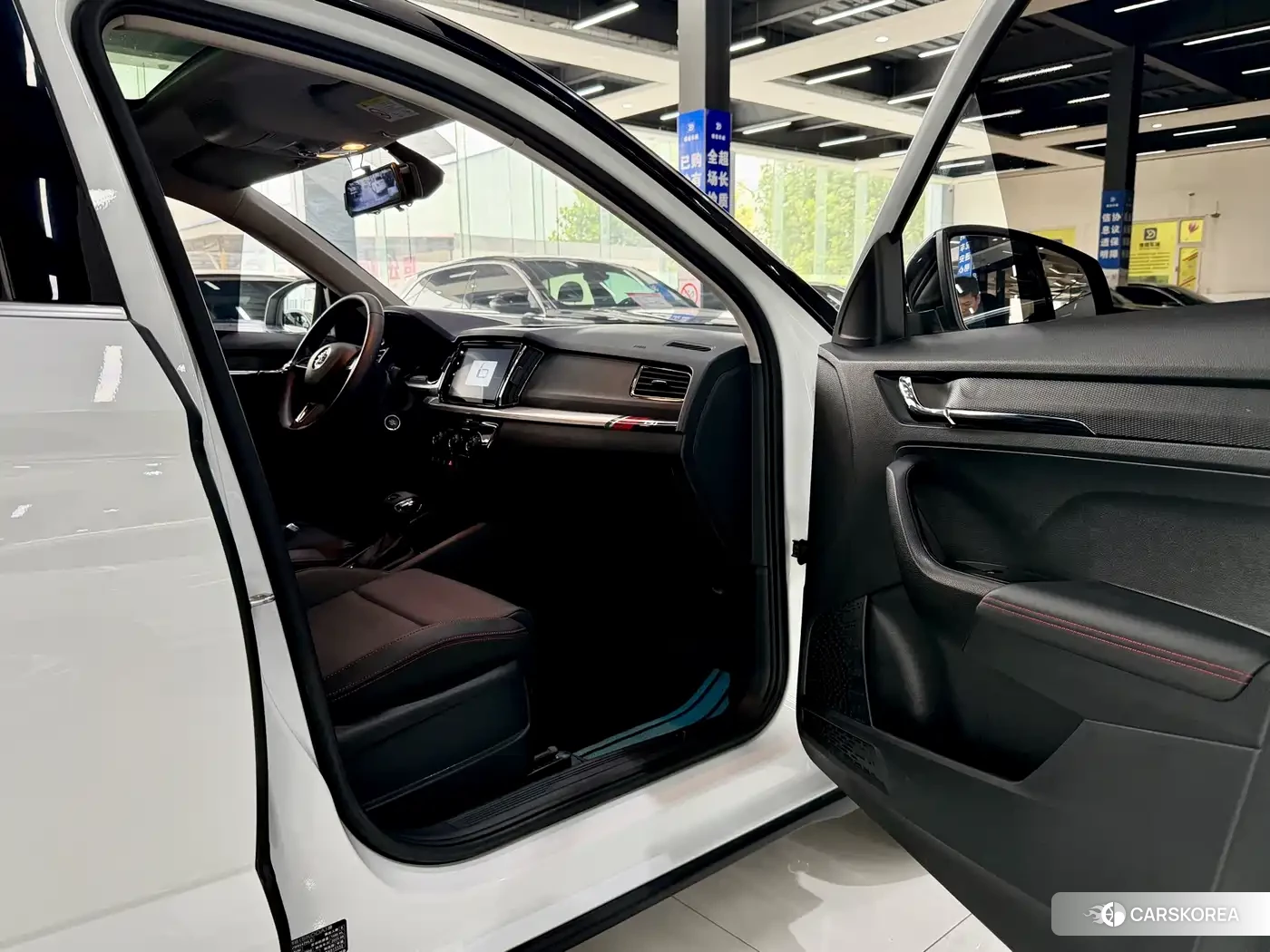 Skoda Komick 2023 Белый из Китая