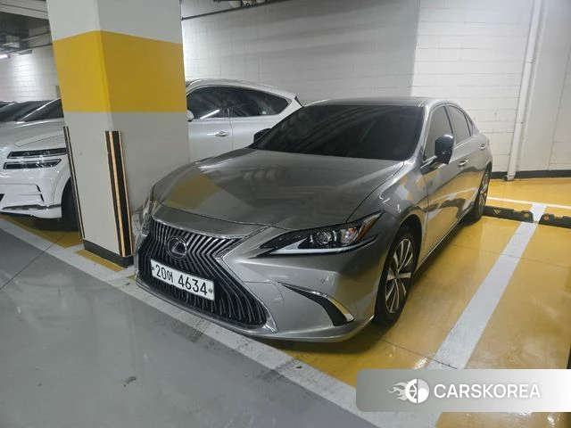 Lexus ES300h 7th generation 2018 Золотой из Кореи