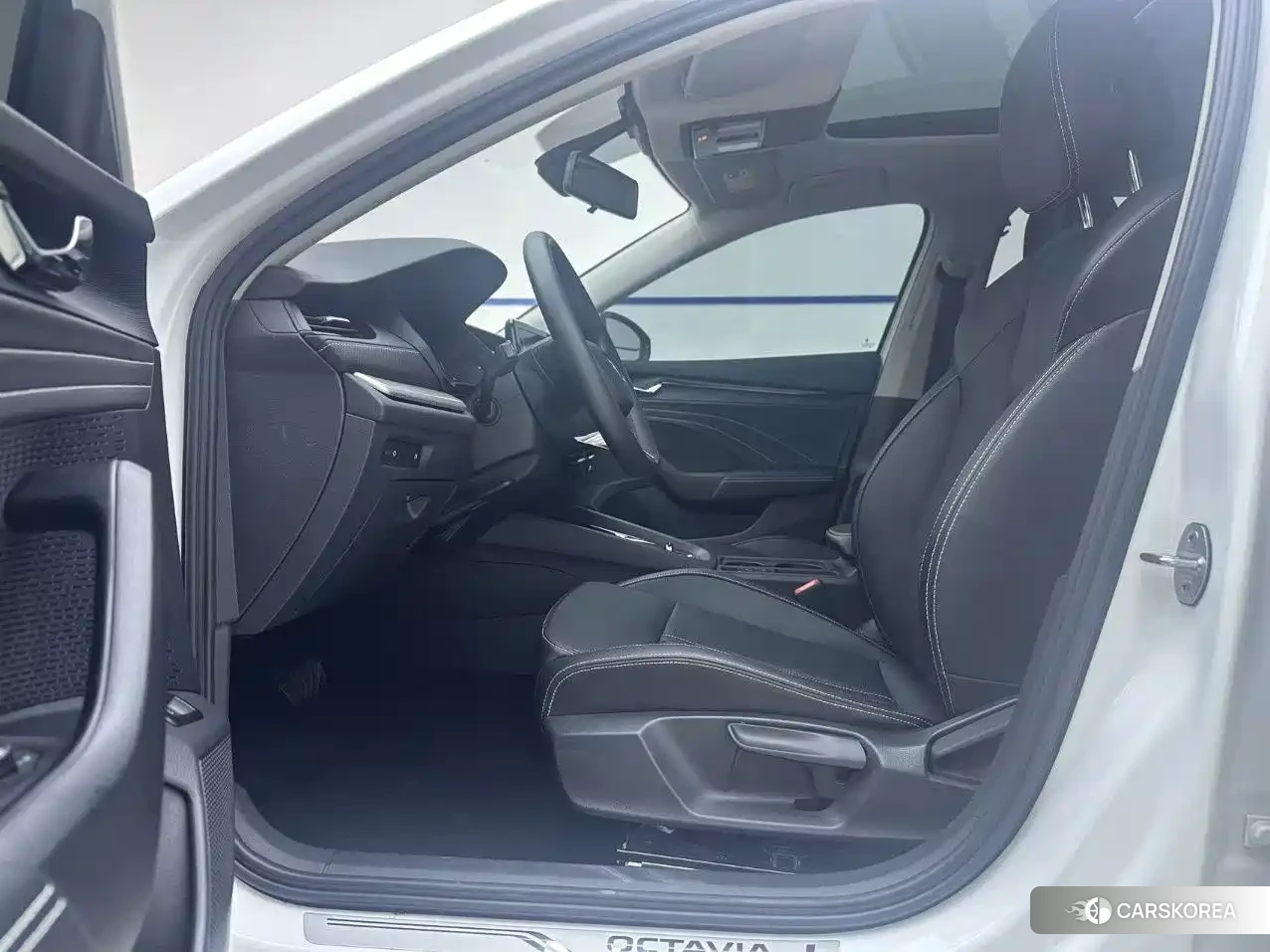 Skoda Octavia 2023 Белый из Китая