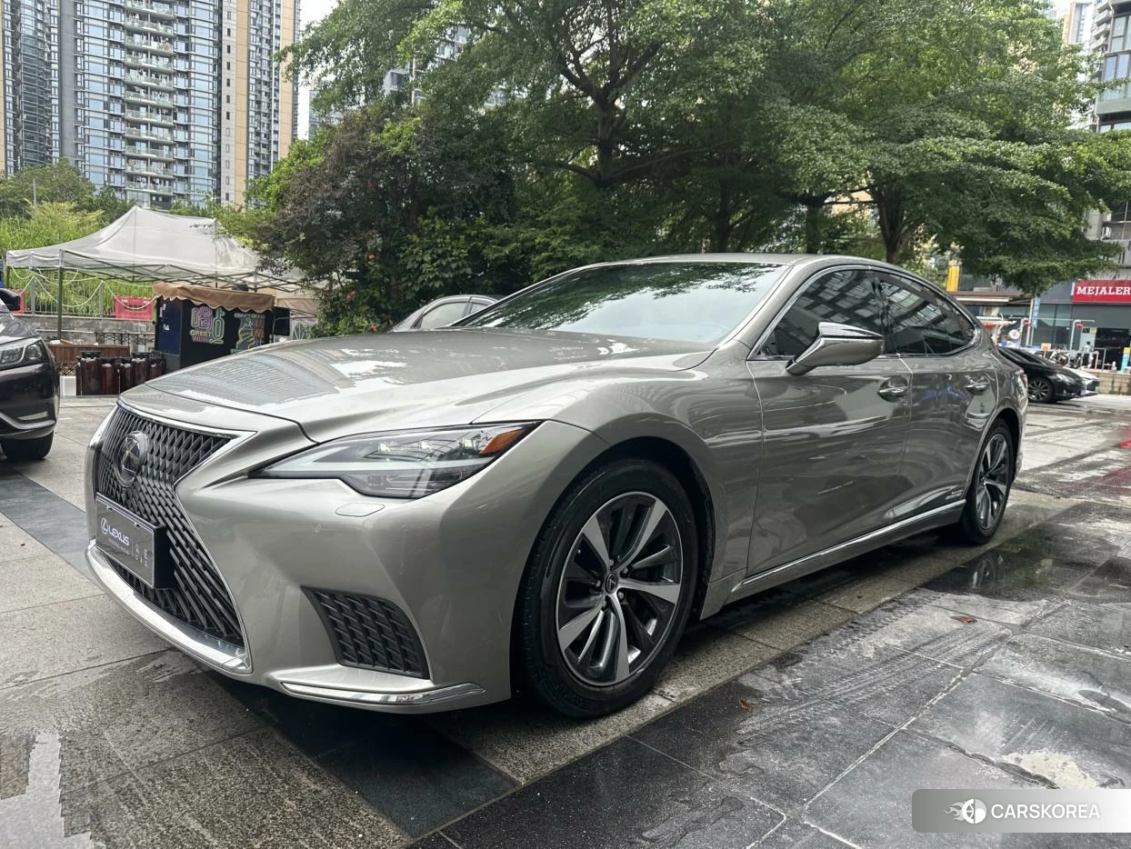 Lexus LS 2019 Серебристо-серый из Китая