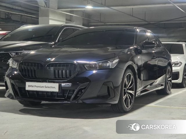 BMW 5 Series (G60) 2023 Черный двухцветный из Кореи