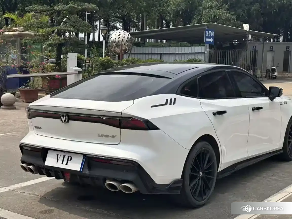 Chang'an UNI-V 2024 Белый из Китая
