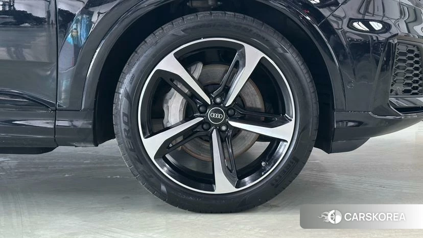 Audi Q7 2021 Черный из Китая