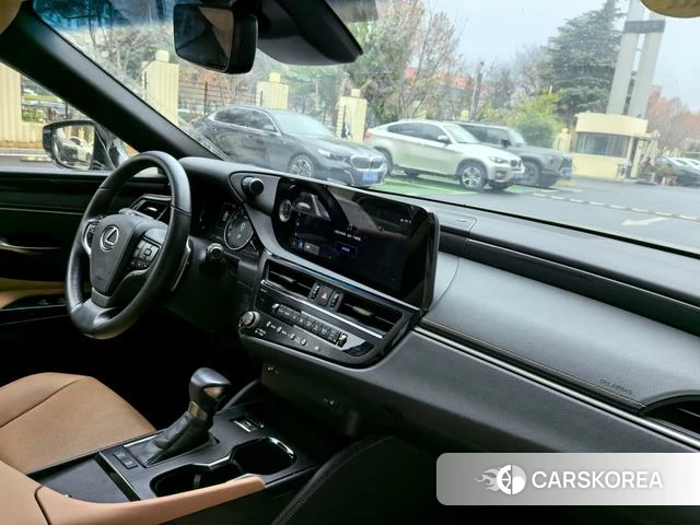 Lexus ES 2024 Серебристо-серый из Китая