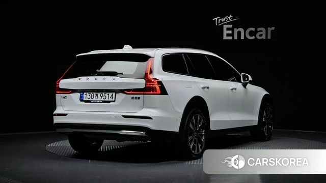 Volvo V60 Cross-Country 2nd Generation 2024 Белый из Кореи
