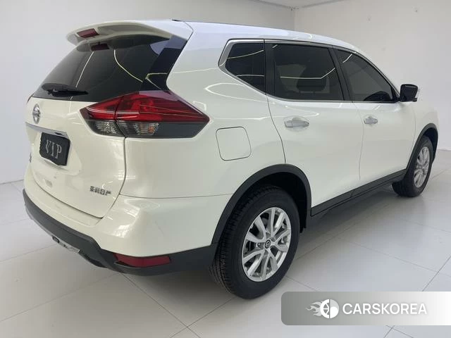 Nissan Qijun 2023 Белый из Китая