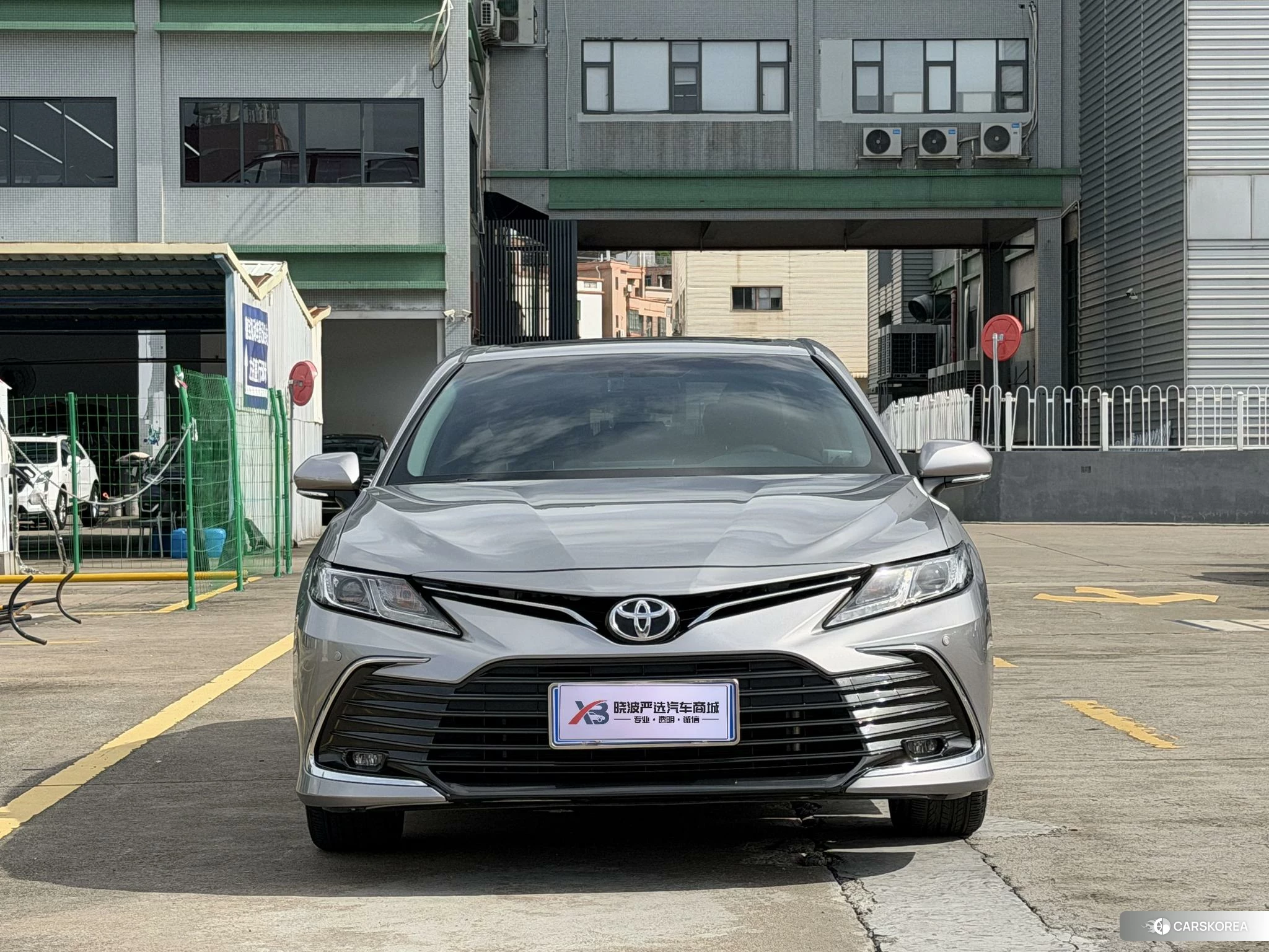 Toyota Camry 2022 Серебристо-серый из Китая