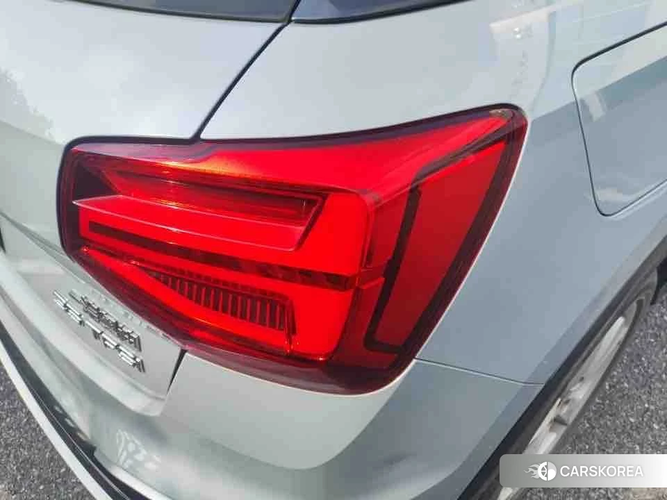 Audi Q2L 2021 Темно-серый из Китая