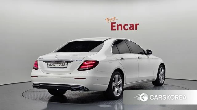 Mercedes-Benz E-Class W213 2018 Белый из Кореи