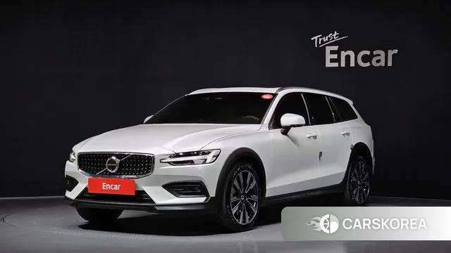 Volvo V60 Cross-Country 2nd Generation 2023 Белый из Кореи