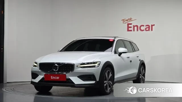 Volvo V60 Cross-Country 2nd Generation 2019 Белый из Кореи