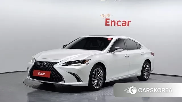 Lexus ES300h 7th generation 2024 Белый из Кореи