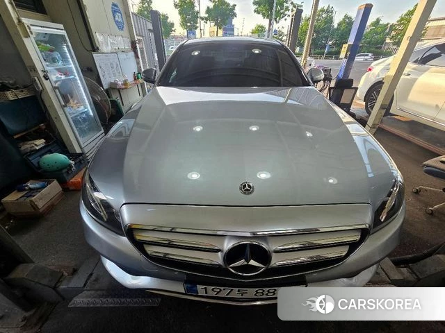 Mercedes-Benz E-Class W213 2018 Серебряный из Кореи