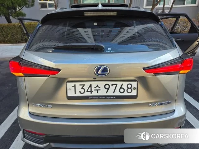 Lexus NX300h 2021 Серебристо-серый из Кореи