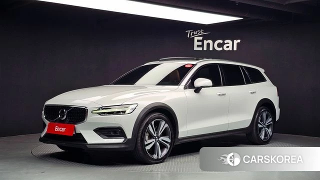 Volvo V60 Cross-Country 2nd Generation 2020 Белый из Кореи