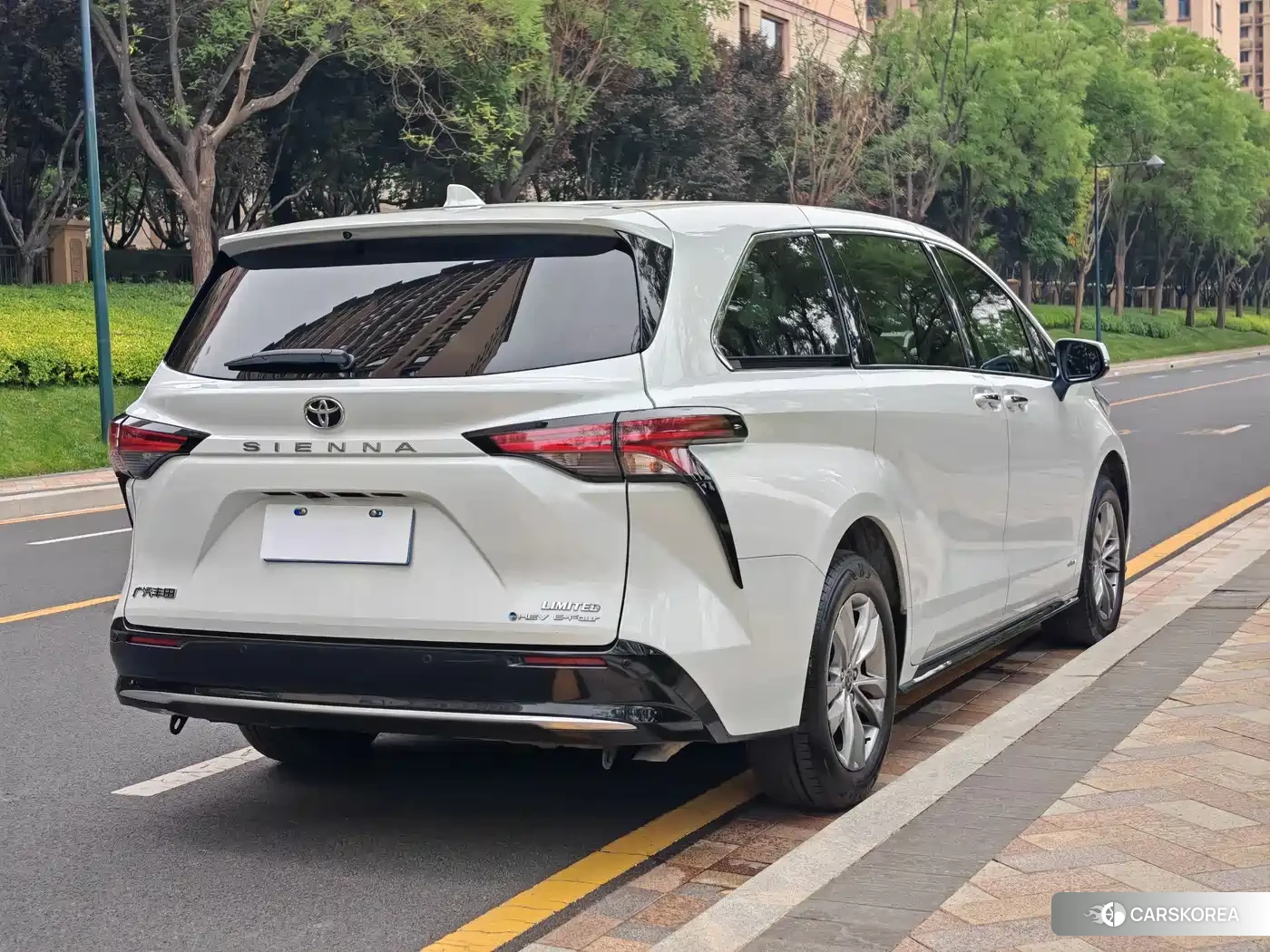 Toyota Sienna 2024 Белый из Китая
