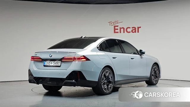 BMW 5 Series (G60) 2025 Серебристо-серый из Кореи