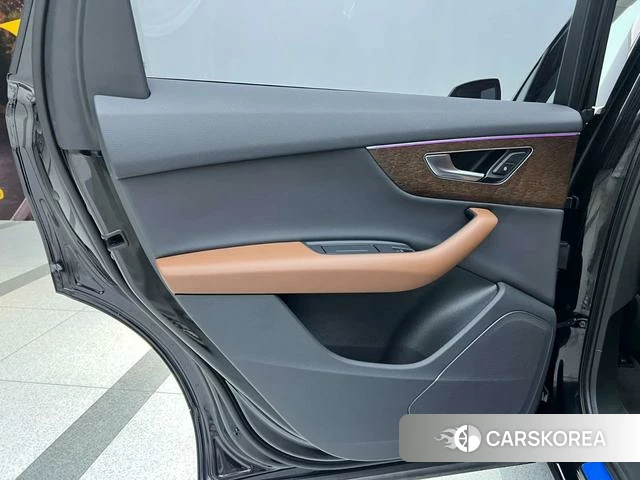 Audi Q7 2021 Черный из Китая