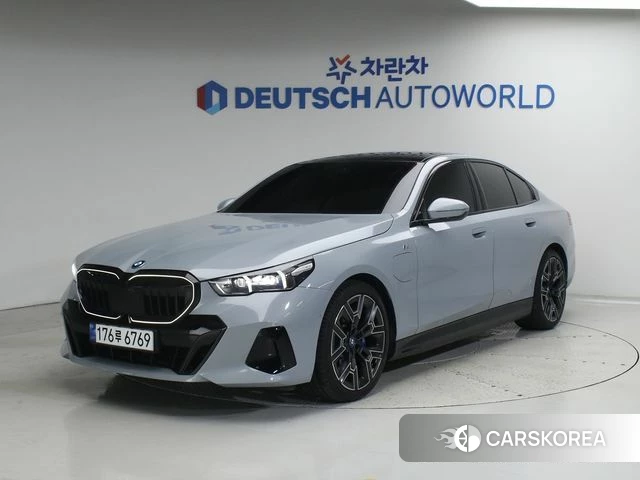BMW 5 Series (G60) 2024 Небесно-голубой из Кореи