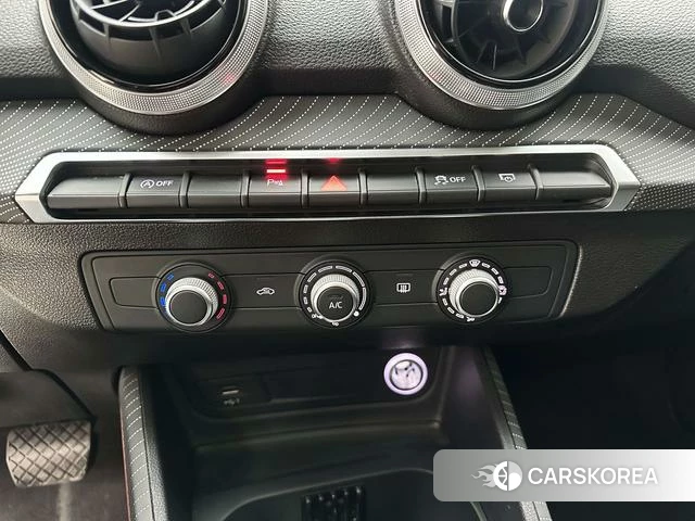 Audi Q2L 2021 Серебристо-серый из Китая