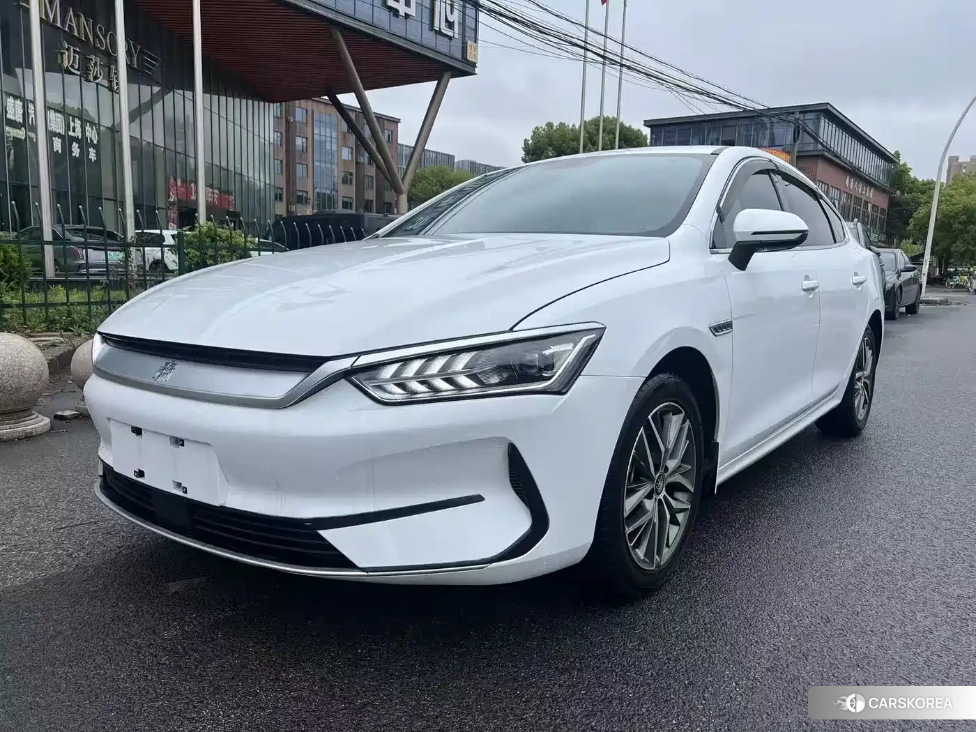 BYD Qin Yuan 2023 Белый из Китая
