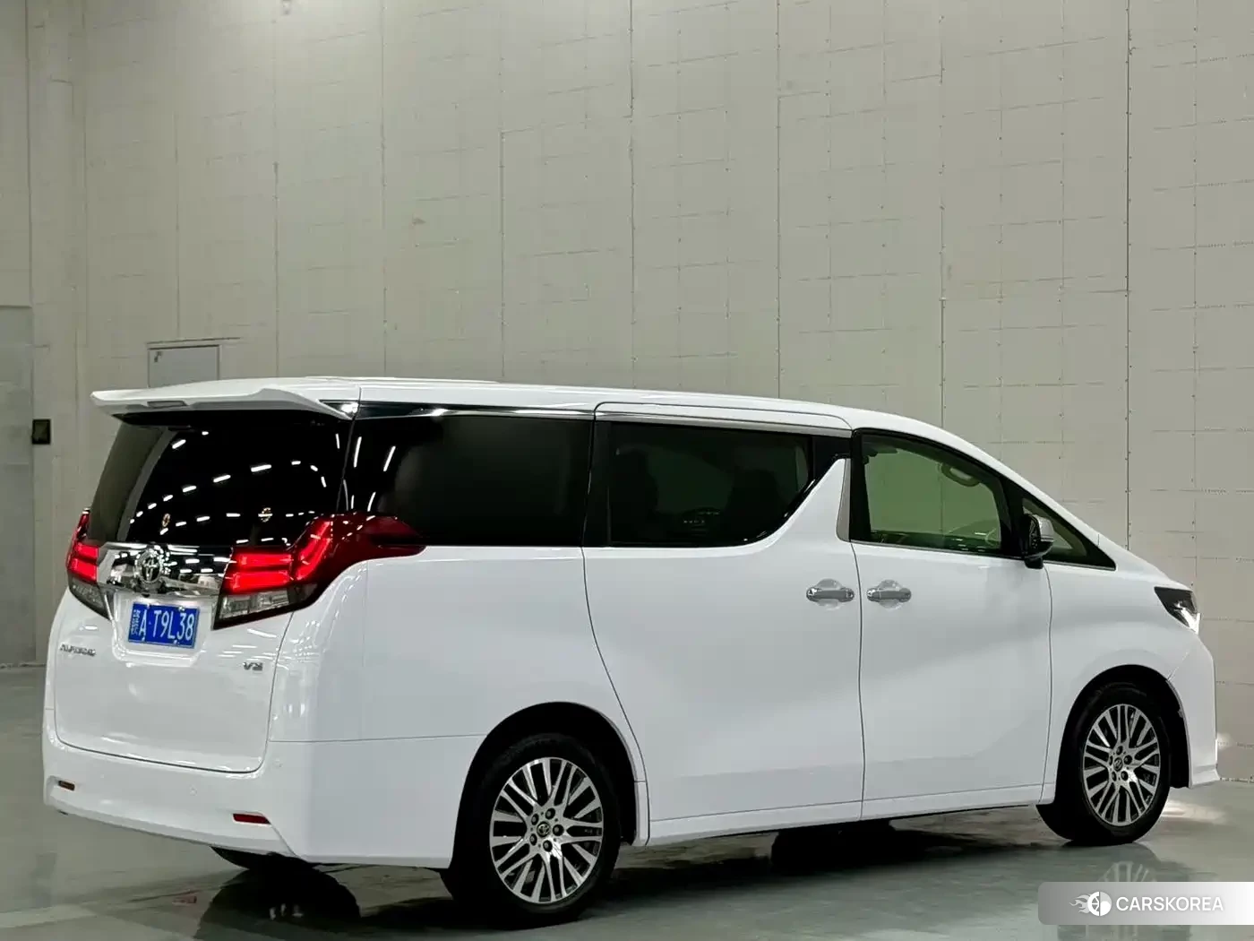 Toyota Elfa 2018 Белый из Китая