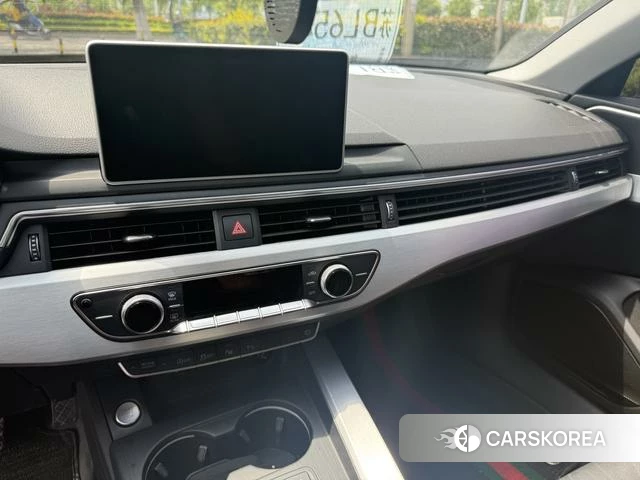 Audi A4L 2019 Черный из Китая