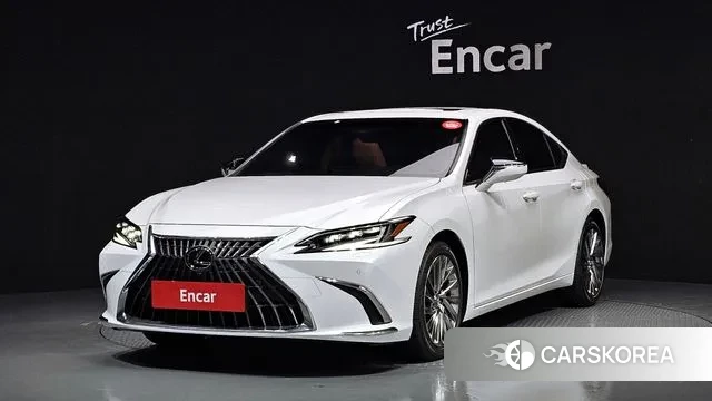 Lexus ES300h 7th generation 2024 Белый из Кореи